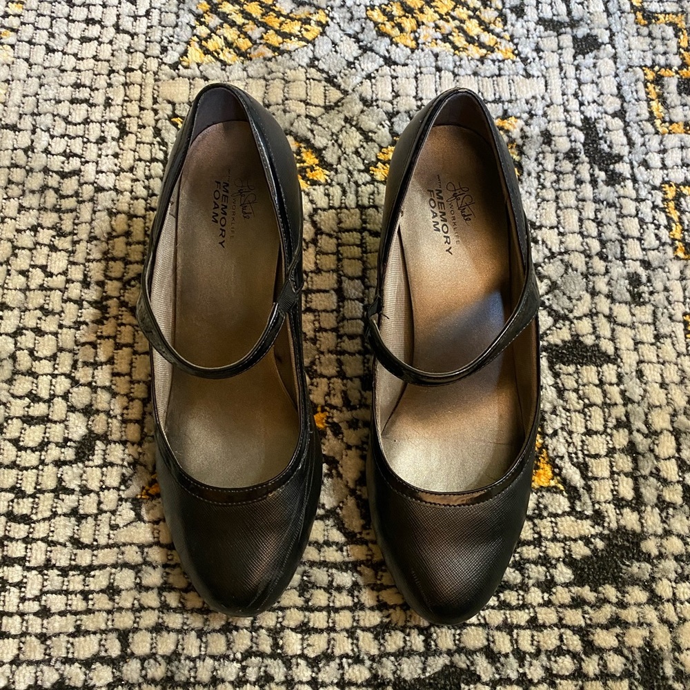 Women’s Black dress shoe with kitten heel